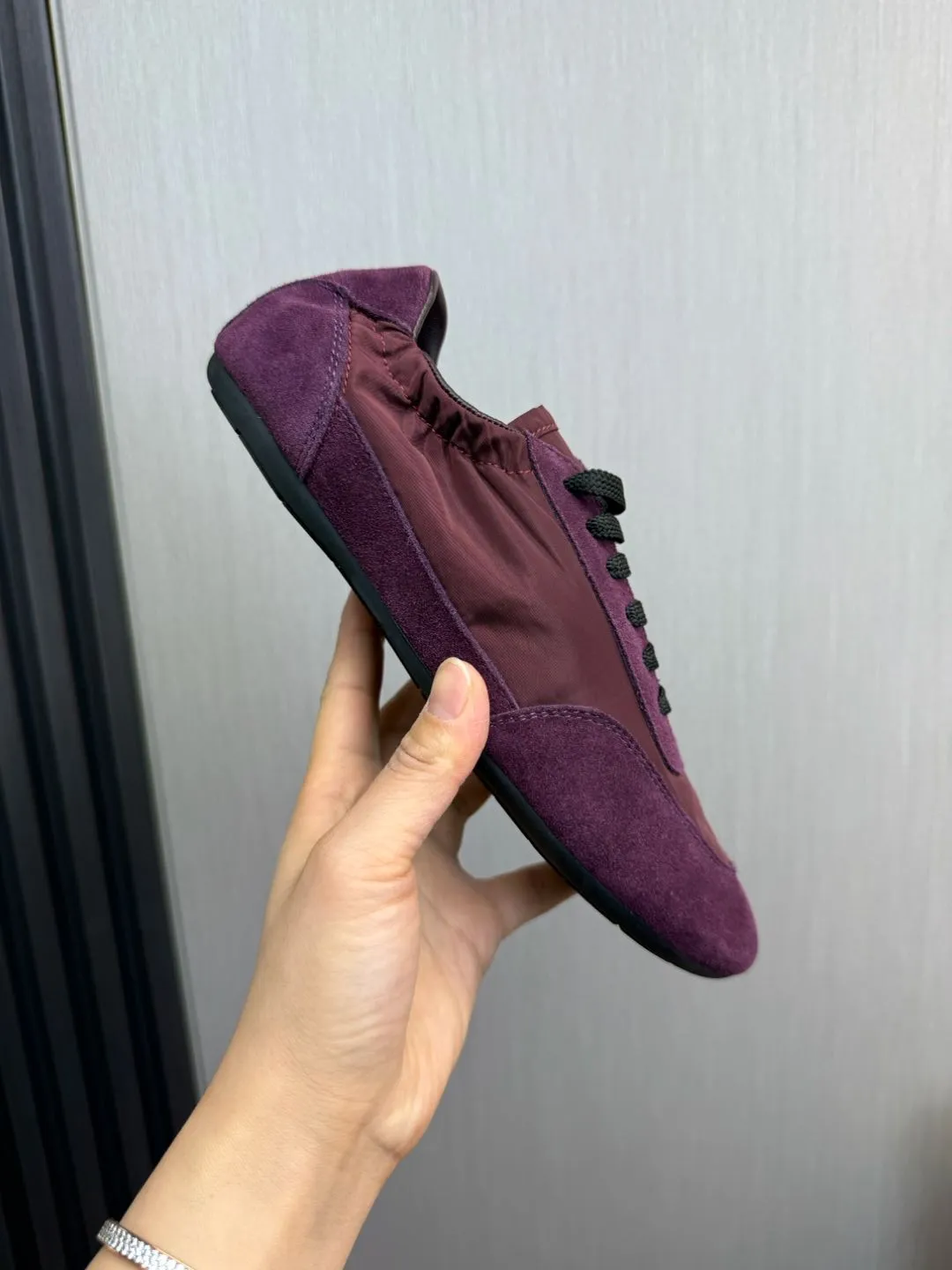 Men's shoes 💰600💰 PRADA 2025 Early Spring Collapse New Couple Style Sports Shoes Moral Training Shoes The name Collapse comes from the fact that it can be easily put on and taken off with bare hands. The light and comfortable features make it more relaxed and casual. The side elastic design can be worn twice! Super comfortable catwalk sneakers, as light and thin as ballet slippers, as comfortable as sneakers, comfortable and super light on the feet. Fabric: nubuck leather spliced ​​with nylon cloth. Silk cowhide foot pads. Size: Women's code 35/40 Men's code 39/45